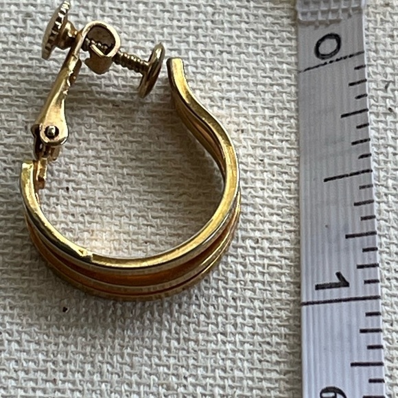 Vintage Napier Gold-Tone Hoop Earrings – Screw Back - Picture 4 of 5
